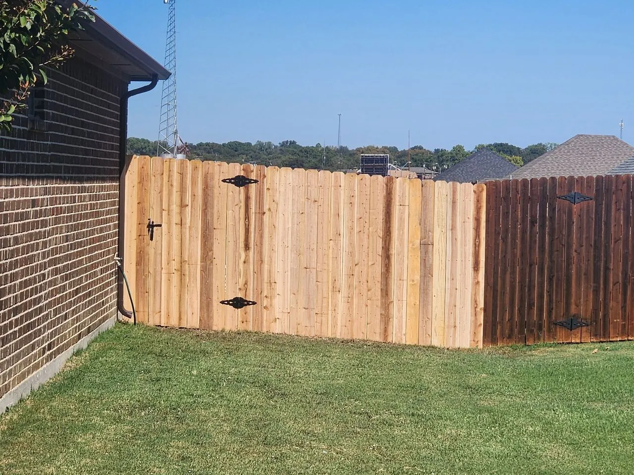 Ad Lib Family Construction fencing: 08 cedar gate diamond hinge